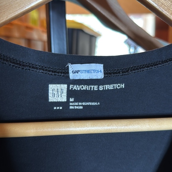 Gap Factory Black SHORT-SLEEVE STRETCH-TO-FIT VEE TEE Size Medium - Picture 3 of 5